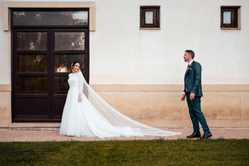 Novios caminando juntos después de la ceremonia