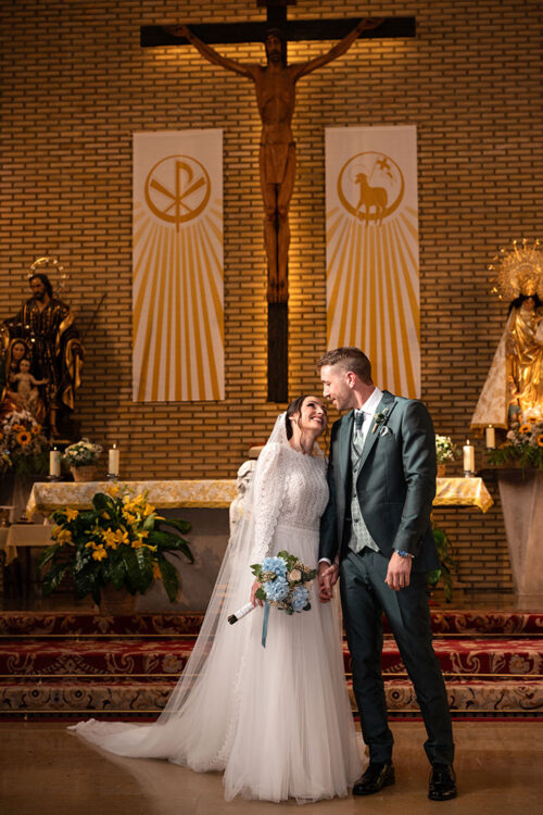 Novios durante la ceremonia de boda